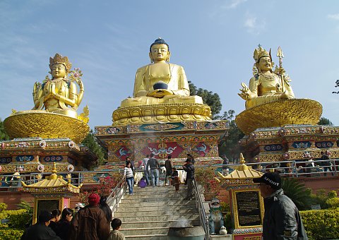 Goldene Statuen in der Nähe der Swayambunath Stupa in Kathmandu, Nepal