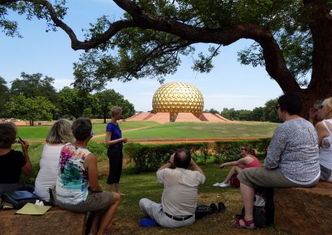 Reiseleiterin Lisa Thole mit einer Gruppe vor dem Matrimandir in Auroville