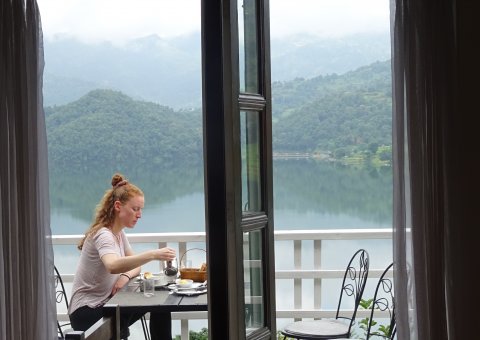 Vom Restaurant aus den Ausblick auf den See genießen