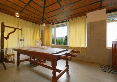 Behandlungsraum des Ayurveda Sitaram Mountain Retreats