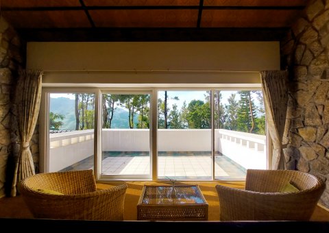 Vom Balkon der Luxury Suite schauen Sie direkt ins Grüne