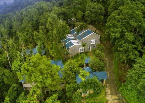 Eingebettet im Wald liegt das Sitaram Mountain Retreat