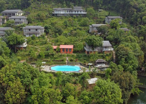 Genießen Sie eine unvergleichliche Sicht auf das malerische Seeufer