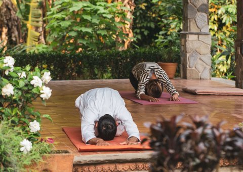 Yoga Übungen im überdachten Yoga-Pavillion