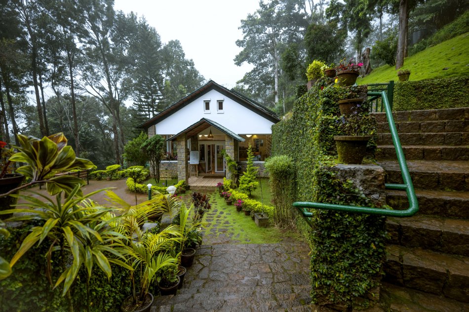 Das Restaurant fügt sich in die Natur des Sitaram Mountain Retreats ein